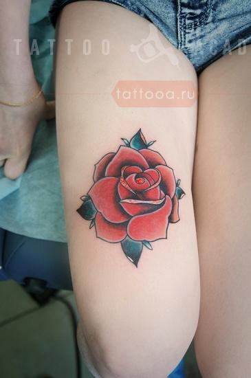Бедро красивая красная роза и часы с тату
