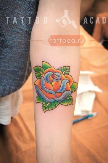 Символизм татуировок роз на плече