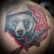 Тату медведь на лопатке