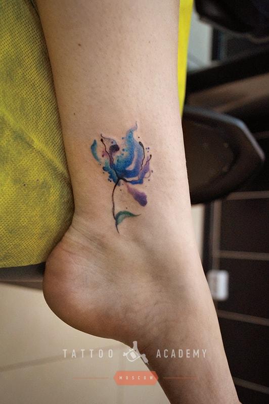 Классические татуировки с цветами