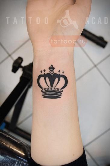 Значение татуировки короны на шее