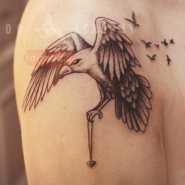 Татуировка ворона на плече