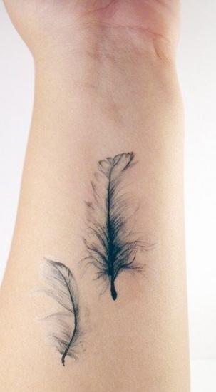 Татуировки с акварельными перьями, нежное прикосновение цвета