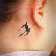 Татуировка за ухом ведьмочки