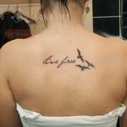 Татуировка надписи с птицами
