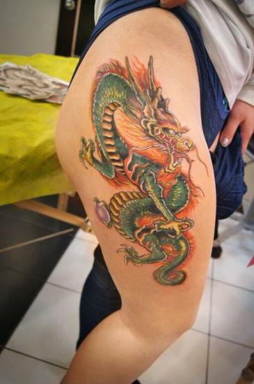 Татуировка дракона на бедре