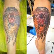 Обновление татуировки змея на ноге