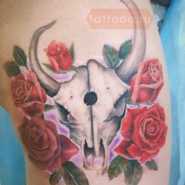 Татуировка черепа барана с розами
