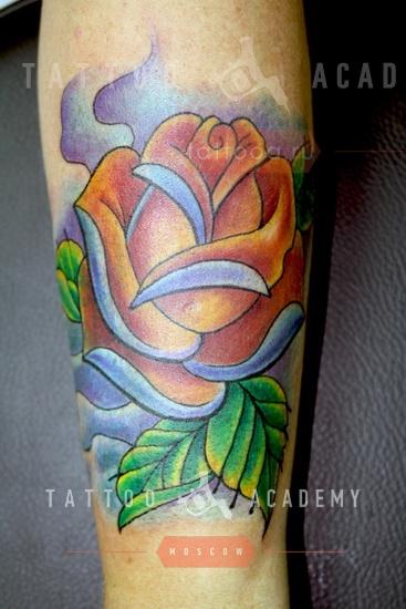 Татуировка розы на руке мужчины: значение, история и стили
