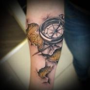 Тату компас с картой