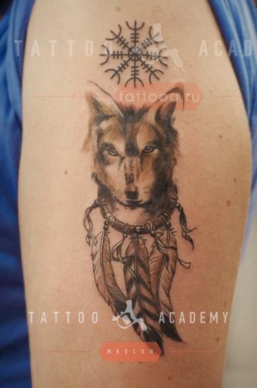 Татуировка волка на руке мужчины - значение и символика