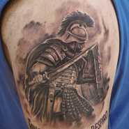 Татуировка гладиатор на плече