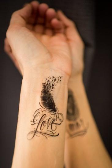 Значение татуировки пера на руке