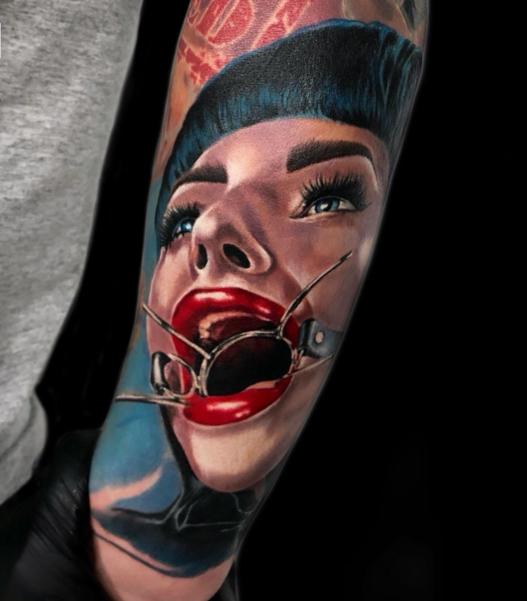 Девушка с кляпом