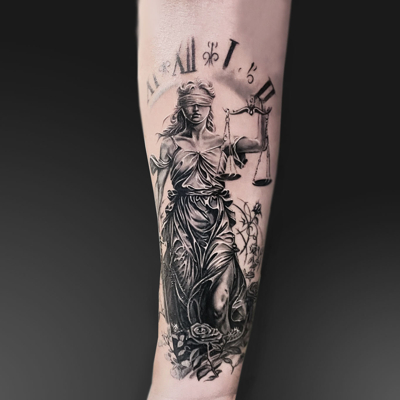 Фемида в чёрно-белом цвете